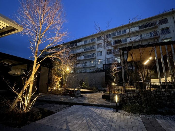 グランド工房に西福岡店の葉を落とした落葉樹の様子