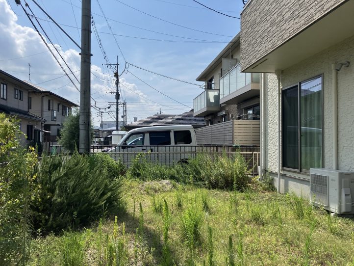 施工前の雑草が広がるお庭