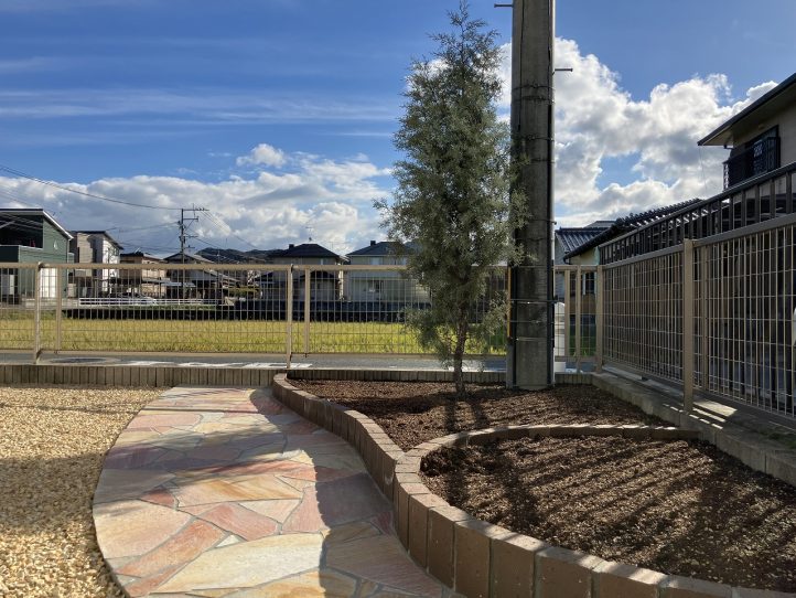 レンガで曲線を描いた花壇