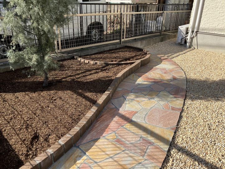 乱形石で固めた作業スペース