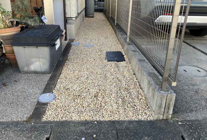 砂利敷きの駐輪スペース