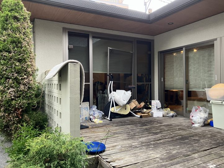 朽ちて危険な状態だった天然木デッキ。大きな掃き出し窓からの出入りもしづらい状態でした。