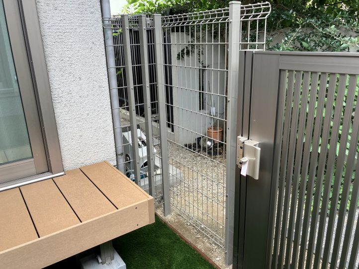 格子状のメッシュフェンスと門扉で、外を眺めながら安全に過ごせる空間にしました。