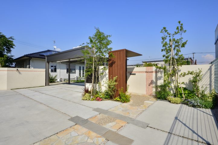 ウォールとシャッターゲートで囲われたクローズ外構