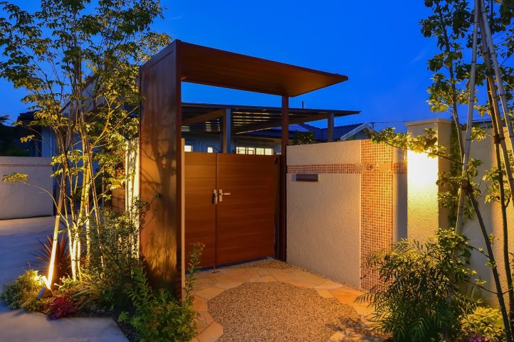 独立屋根と壁で外から見えず、雨も凌げる門周り