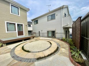 ガーデン　お庭　自然石　テラス　サークル　花壇　洋風　おしゃれ　ナチュラル