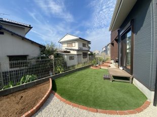 お庭　ガーデン　人工芝　レンガ　丸　雑草対策　砂利敷き