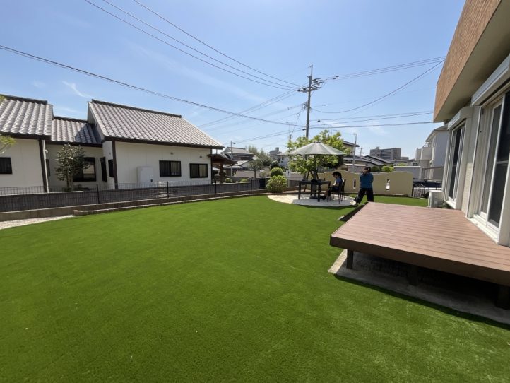 ガーデン　人工芝　テラス　パラソル　庭　洋風　曲線