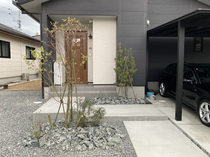 新築外構 アプローチ 階段 土間 刷毛引き ぐり石 植栽 シンプルモダン