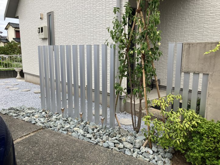 アルミポールと栗石