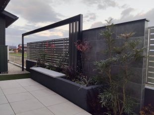 花壇兼ベンチ付のプライベートタイルテラス