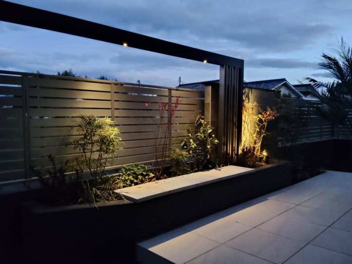 ベンチを照らすダウンライト