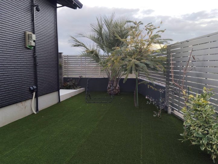 人工芝やり替えにフェンス追加