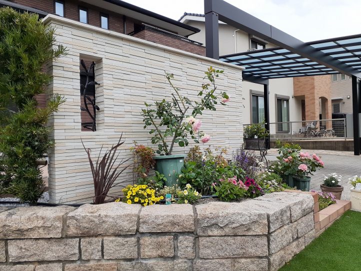 タイル貼りのデザインウォールとアイアンレリーフ