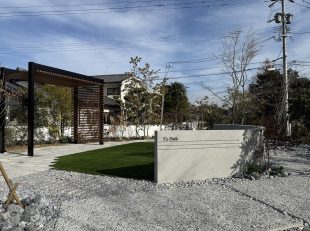 公園のようなお庭・ナチュラルガーデン・人工芝・テラス・パーゴラ