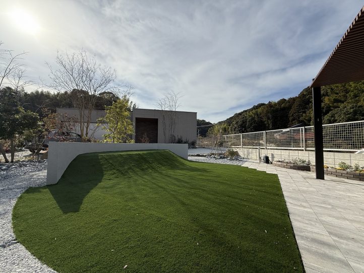 人工芝・丘・法面・子供・そり