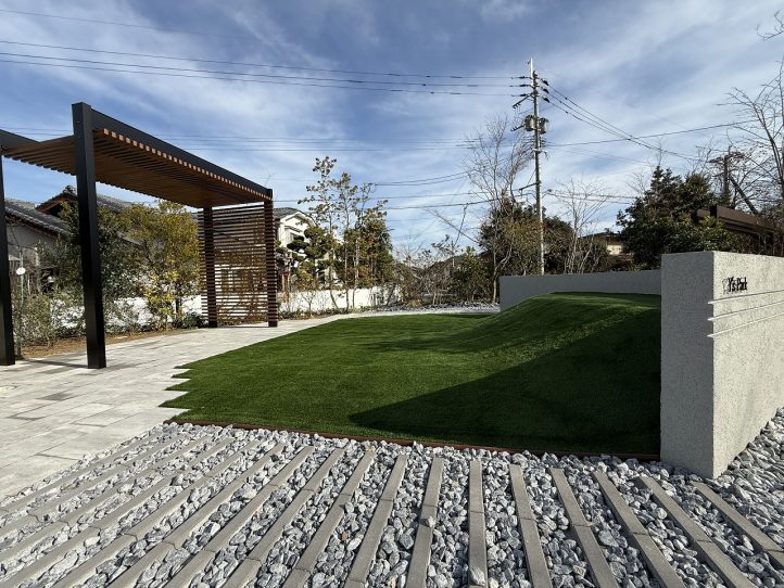 公園のようなお庭・人工芝のあるお庭・パーゴラ・テラス空間・デザインウォール