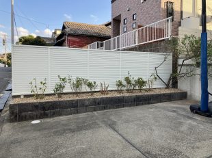 グランド工房　小倉店　フェンス　アルミ　目隠し　花壇　移植　防草対策　