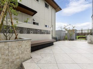 タイルテラス・人工芝・植栽・ベンチ・ライティング