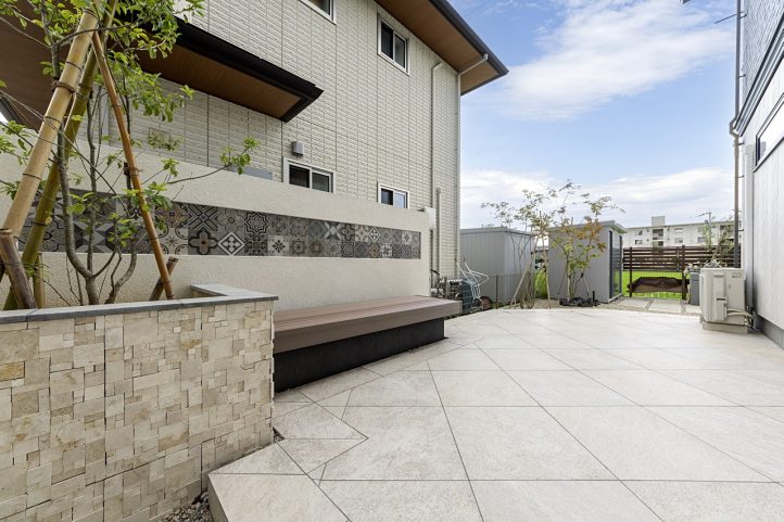 タイルテラス・人工芝・植栽・ベンチ・ライティング