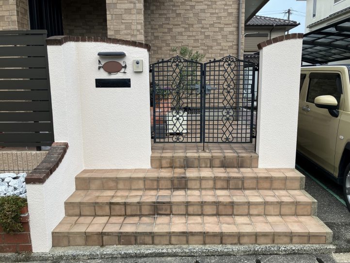 グランド工房　目隠しフェンス　土留め　化粧ブロック　グリ石 塗装　門塀