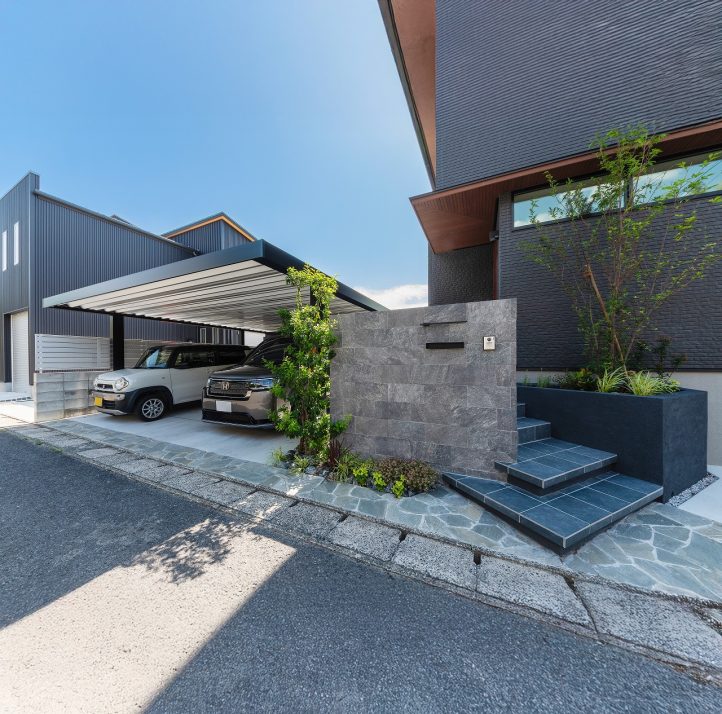 グランド工房　新築外構　クール　機能性　モノトーン　カーポート　ビームス　庭　人工芝