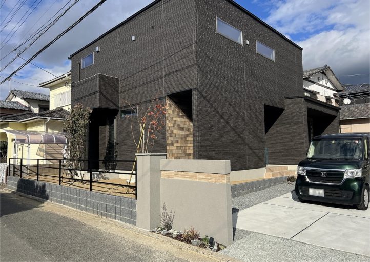 黒いお家と木目調タイルの門塀　モダンシックな外構