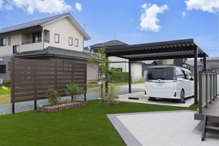 車庫後ろを有効活用人工芝の映えるお庭