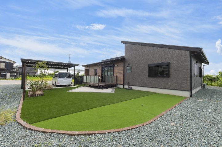 人工芝でゴルフの練習ができるお庭