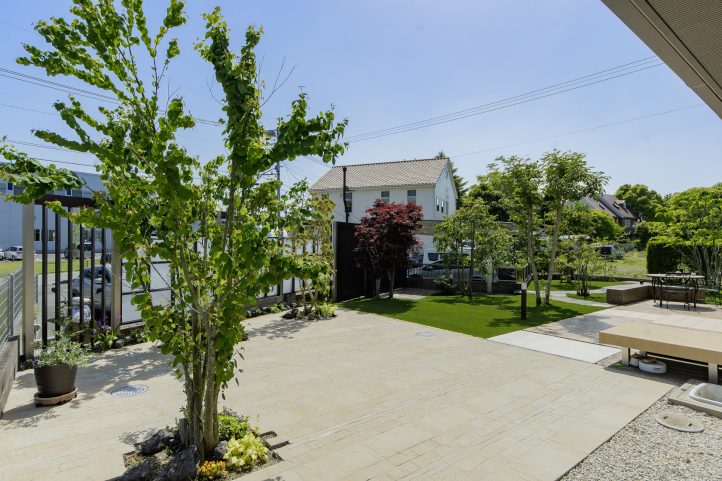 グリーンが映える広々としたインターロッキング