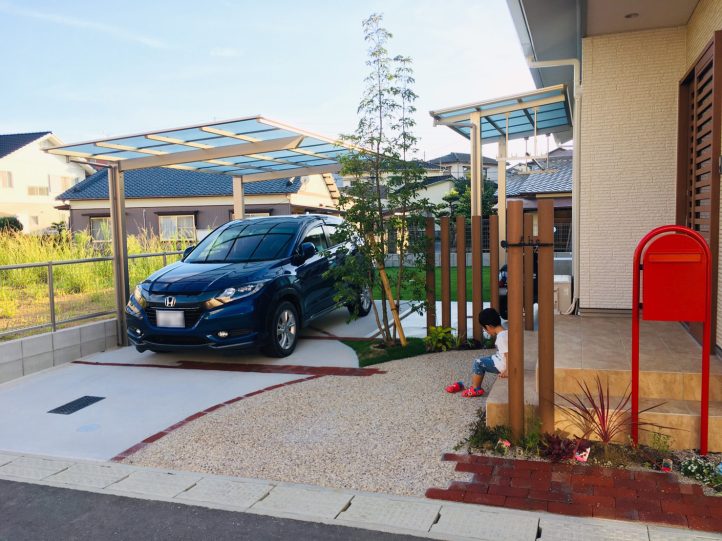 レンガと豆砂利洗い出しのアプローチ　アルミ角柱の門柱　シンボルツリー　1台用カーポート