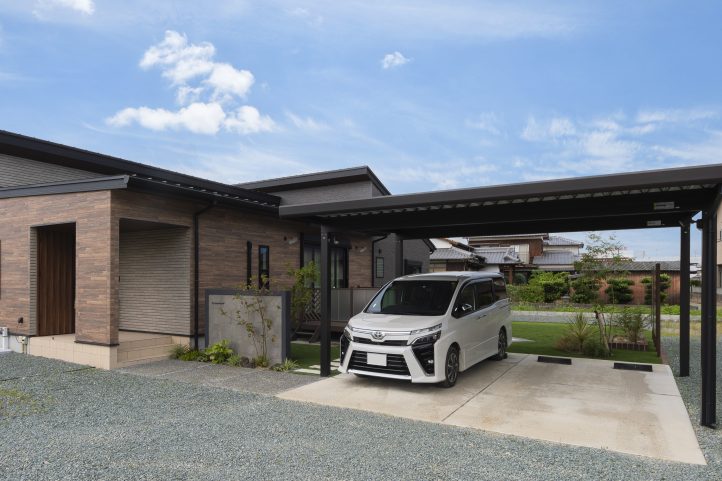 折半カーポート　天然石の門塀　人工芝　モダン外構