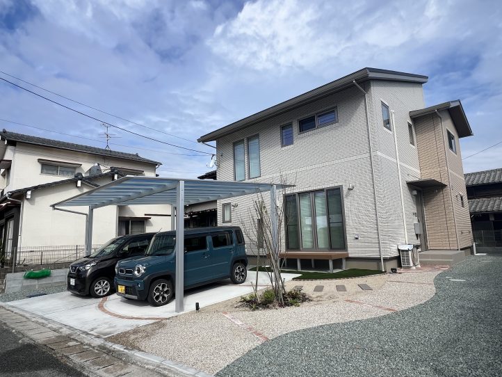 ナチュラル外構　アール形のアプローチ　かわいい外構