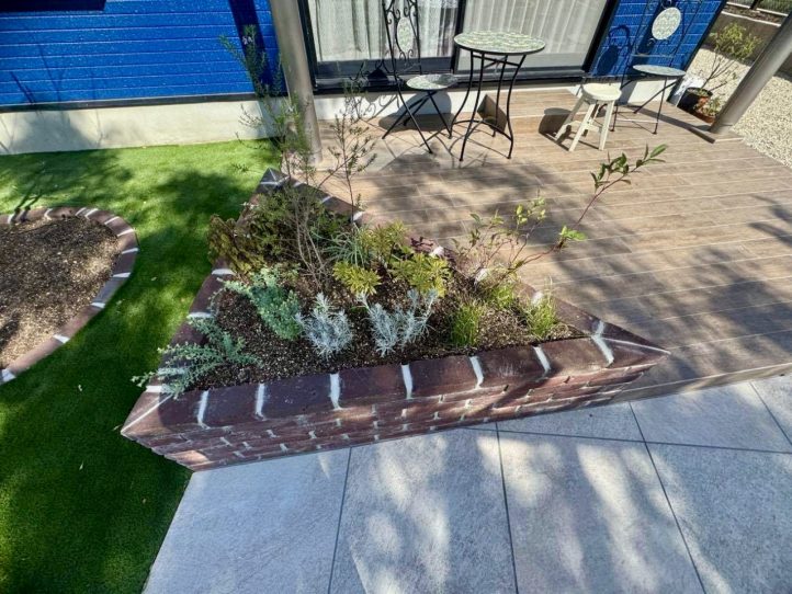 三角レンガ花壇　TOYO　オルドブリックウォール　ペインターブラウン