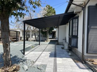 テラス屋根とインターロッキング敷