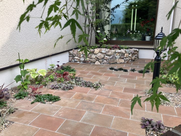 坪庭 タイル貼り グランドカバー 石積 花壇