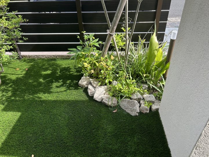 人工芝、下草まわり