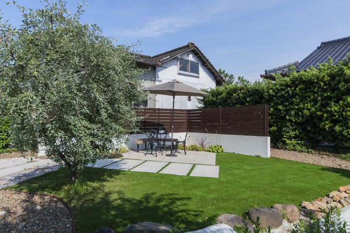 テラスでくつろげるお庭