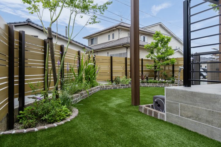 人工芝・花壇・テラスがマッチしたお庭