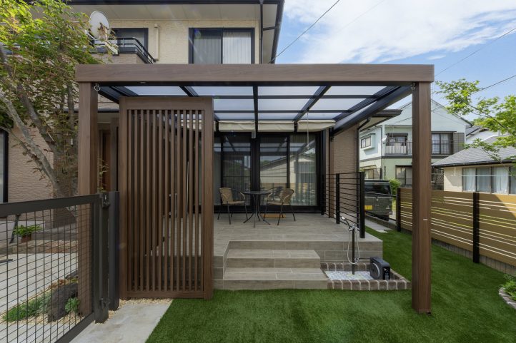 スタイリッシュなテラスと縦格子の目隠しフェンス