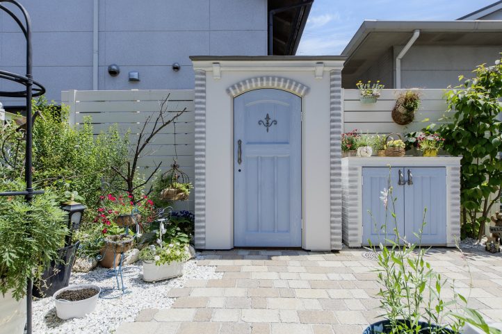 シャビ―な物置とマッチしたナチュラルガーデン