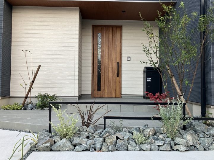 ジーエムLight、ラインフェンス、フレームフェンス、玄関ポーチ、栗石、ぐり石、ロックガーデン