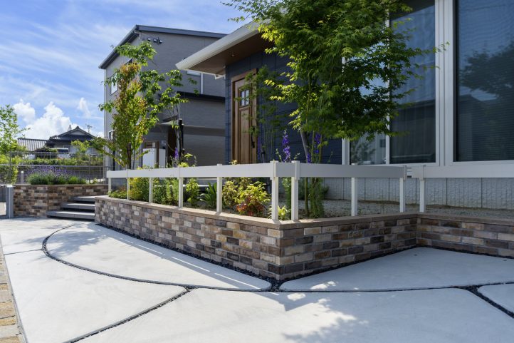 レンガタイル　ベータウッド　樹脂フェンス　ナチュラル外構