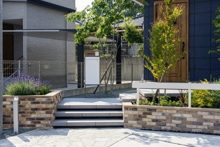 ベータウッド　蹴込み階段　浮遊感　レンガタイル　ナチュラル ナチュラル外構