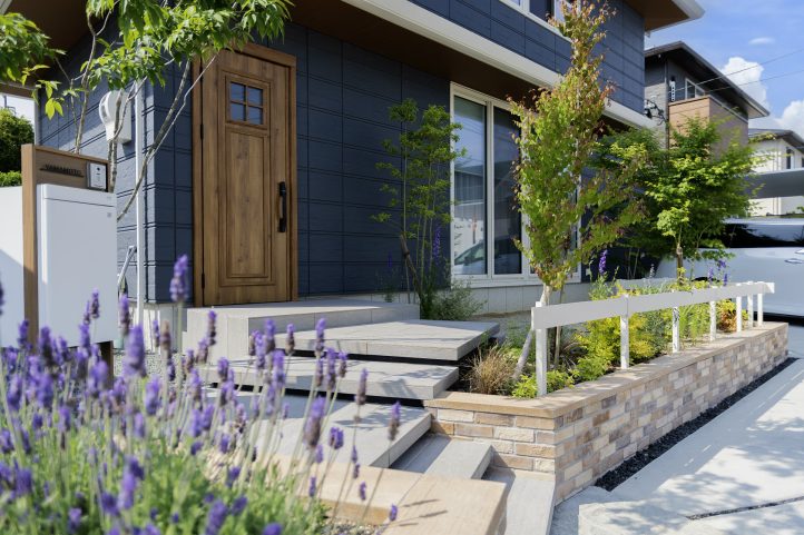 ベータウッド　ディーズガーデン　レンガタイル　ナチュラル　ナチュラル外構　枕木　笠木