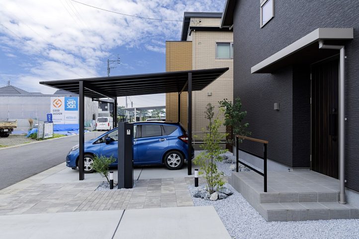 ミサワホーム新築外構　新築外構　外構　ブラックポリカ　カーポート　