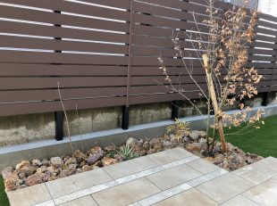 タイルテラス、テラス、ロックガーデン、植栽、目隠しフェンス