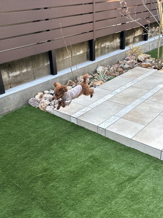 タイルテラス、お庭、ガーデン、人工芝、雑草対策、ロックガーデン、花壇