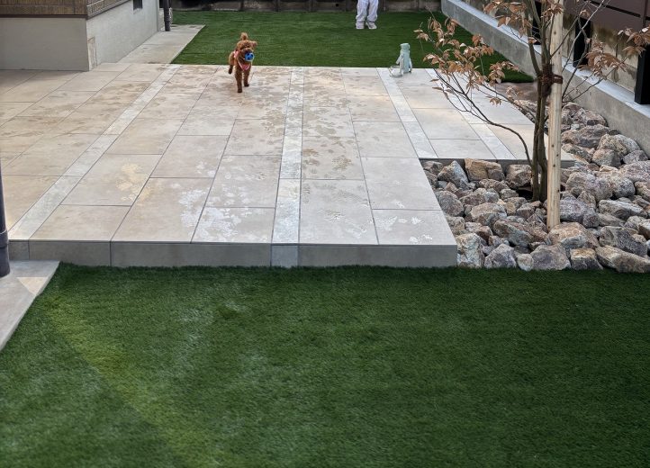 タイルテラス、人工芝、雑草対策、ガーデン、ドッグラン