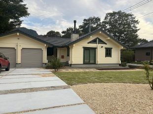 乱形とポルフィード敷きの駐車場